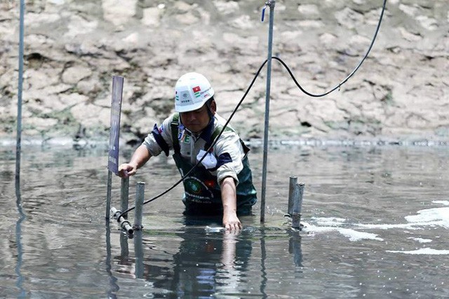  Chuyên gia Nhật Bản lội sông Tô Lịch khảo sát sau 20 ngày thí điểm làm sạch  - Ảnh 2.