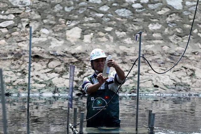  Chuyên gia Nhật Bản lội sông Tô Lịch khảo sát sau 20 ngày thí điểm làm sạch  - Ảnh 3.