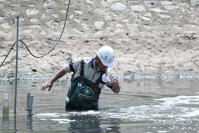  Chuyên gia Nhật Bản lội sông Tô Lịch khảo sát sau 20 ngày thí điểm làm sạch  - Ảnh 4.