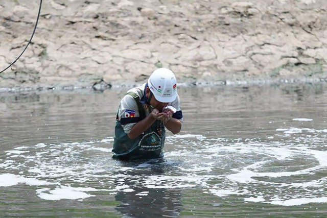  Chuyên gia Nhật Bản lội sông Tô Lịch khảo sát sau 20 ngày thí điểm làm sạch  - Ảnh 5.