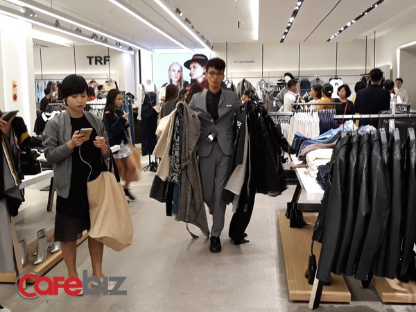 Vào Việt Nam chưa đầy 3 năm, công ty sở hữu thương hiệu Zara đã kiếm doanh thu ngang ngửa toàn bộ mảng thời trang thuộc tập đoàn của Vua hàng hiệu Hạnh Nguyễn - Ảnh 1.