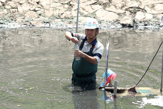 Giắt ca nhựa sau lưng, tiến sĩ Nhật làm điều kỳ lạ giữa sông Tô Lịch - Ảnh 9.