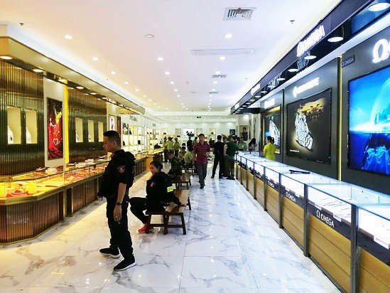 Bộ Công an đột kích trung tâm mua sắm toàn hàng nhái trị giá gần 100 tỷ - Ảnh 1.