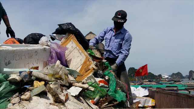  Vịnh Hạ Long: Mỗi ngày vớt 6-7 tấn rác, vớt xong rác lại đầy  - Ảnh 4.
