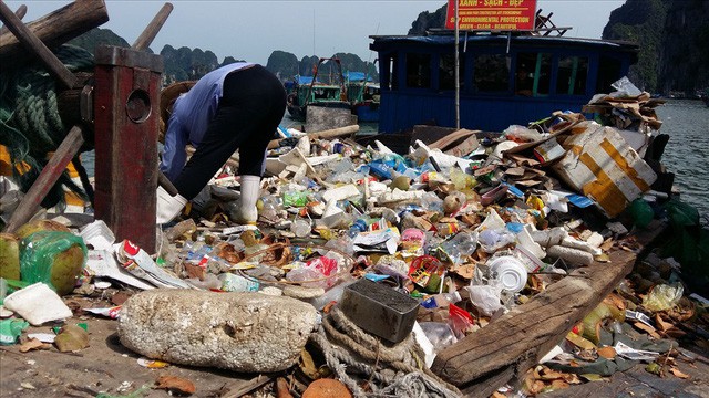  Vịnh Hạ Long: Mỗi ngày vớt 6-7 tấn rác, vớt xong rác lại đầy  - Ảnh 7.