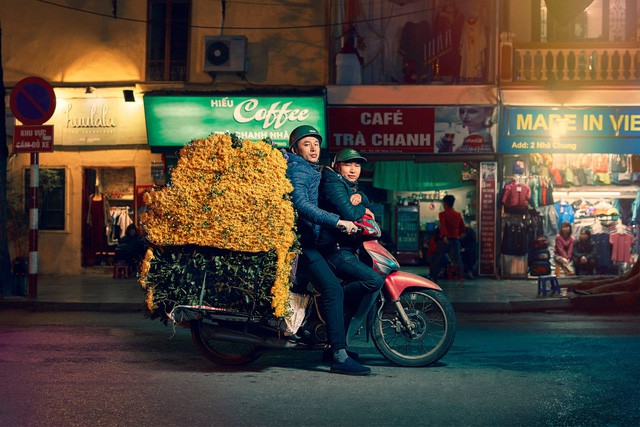[Ảnh] Nền kinh tế trên yên xe máy ở Việt Nam qua ống kính phóng viên The Guardian - Ảnh 2.