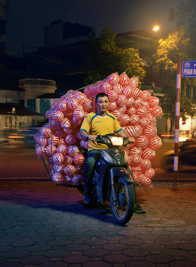 [Ảnh] Nền kinh tế trên yên xe máy ở Việt Nam qua ống kính phóng viên The Guardian - Ảnh 3.