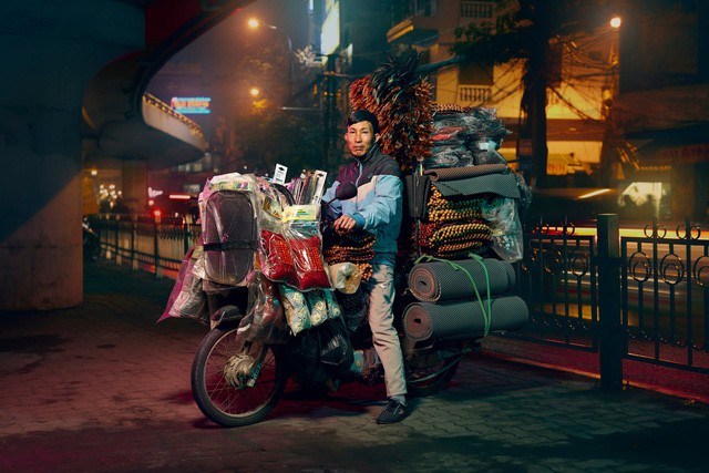 [Ảnh] Nền kinh tế trên yên xe máy ở Việt Nam qua ống kính phóng viên The Guardian - Ảnh 2.