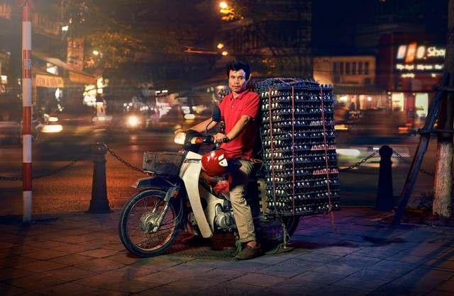 [Ảnh] Nền kinh tế trên yên xe máy ở Việt Nam qua ống kính phóng viên The Guardian - Ảnh 4.