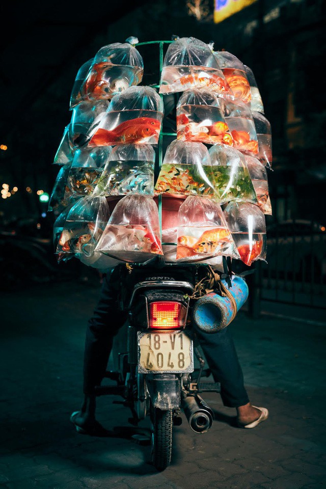 [Ảnh] Nền kinh tế trên yên xe máy ở Việt Nam qua ống kính phóng viên The Guardian - Ảnh 5.