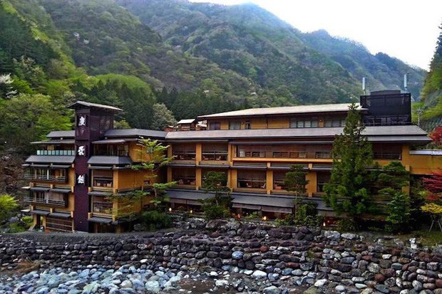  Khách sạn của người Nhật gây sốc cho cả thế giới: Mở cửa đón khách trong suốt 1.314 năm, đặc biệt nhất là những người chủ  - Ảnh 1.