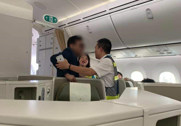 Đại gia bị tố sàm sỡ cô gái trên máy bay Vietnam Airlines: Anh… vấp té rồi bám lên thành ghế - Ảnh 2.