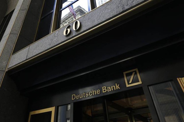  Thảm cảnh của ngân hàng Deutsche Bank: Văn phòng trống trơn, ngổn ngang giấy tờ, nhân viên ra ngoài uống bia dù đang là giữa buổi sáng, sếp thờ ơ không quan tâm  - Ảnh 1.