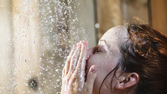  Thử thách bản thân tắm nước lạnh mỗi sáng trong 1 tháng, tôi không ngờ cơ thể lại thay đổi đến vậy: Không bị cảm lạnh mà còn tràn trề năng lượng!  - Ảnh 2.