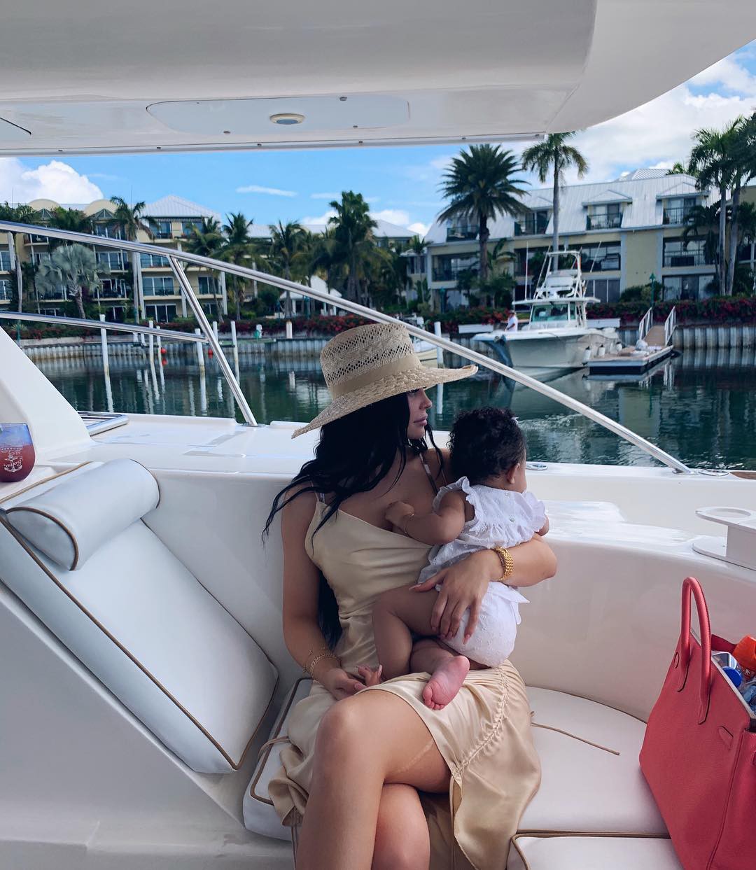 kylie jenner - Khoe dáng như tỷ phú tự thân trẻ nhất thế giới Kylie Jenner: Body bỏng mắt, dàn siêu xe đằng sau còn khủng hơn - photo kylie jenner - photo 2 1562400560146307406624 - Khoe dáng như tỷ phú tự thân trẻ nhất thế giới Kylie Jenner: Body bỏng mắt, dàn siêu xe đằng sau còn khủng hơn