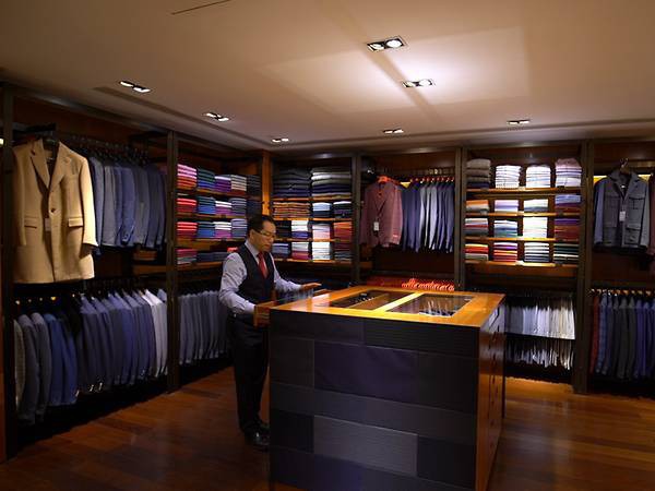  Gia đình 3 thế hệ miệt mài giữ lửa cho những bộ bespoke suit danh tiếng nhất Hồng Kông: Từng được các Tổng thống Mỹ mặc nhưng suýt bị ngó lơ ở quê nhà  - Ảnh 3.