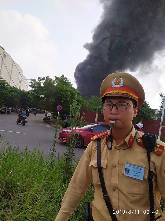 Cháy kho xưởng nhựa cạnh Aeon Mall Long Biên, cột khói bốc cao hàng chục mét - Ảnh 4.
