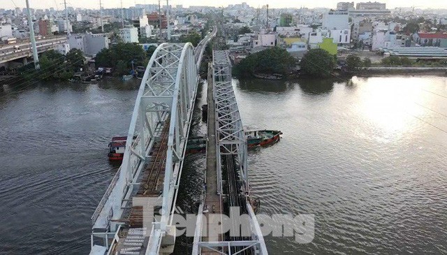  Bay trên cao ngắm cây cầu sắt 117 năm tuổi ở Sài Gòn sắp tháo dỡ  - Ảnh 4.