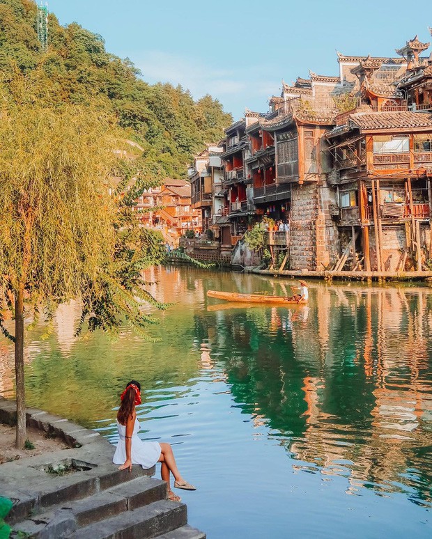 Đằng sau vẻ đẹp hoàn hảo trên ảnh, hoá ra Phượng Hoàng Cổ Trấn ngoài đời thật lại mênh mông toàn là người” - Ảnh 2. Đằng sau vẻ đẹp hoàn hảo trên ảnh, hoá ra Phượng Hoàng Cổ Trấn ngoài đời thật lại mênh mông toàn là người” - Ảnh 2.