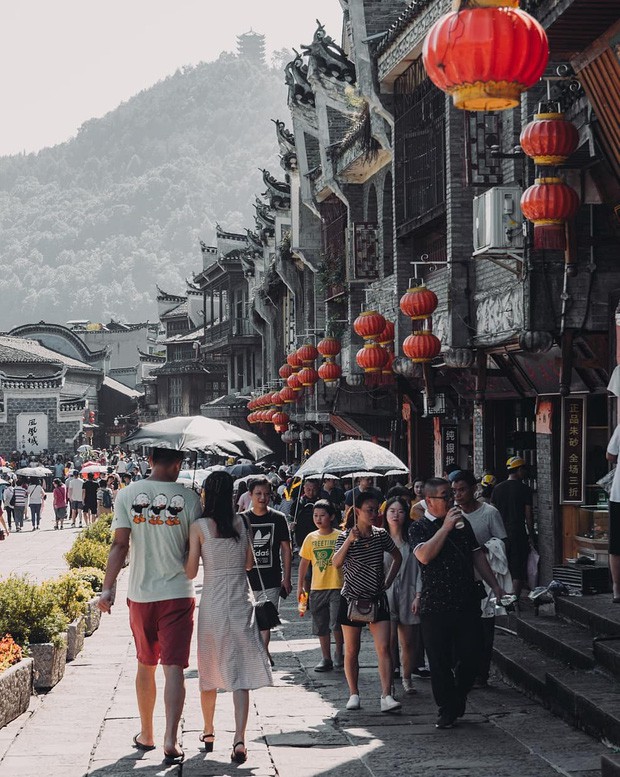 Đằng sau vẻ đẹp hoàn hảo trên ảnh, hoá ra Phượng Hoàng Cổ Trấn ngoài đời thật lại mênh mông toàn là người” - Ảnh 19. Đằng sau vẻ đẹp hoàn hảo trên ảnh, hoá ra Phượng Hoàng Cổ Trấn ngoài đời thật lại mênh mông toàn là người” - Ảnh 19.