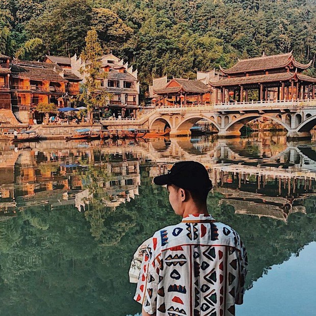 Đằng sau vẻ đẹp hoàn hảo trên ảnh, hoá ra Phượng Hoàng Cổ Trấn ngoài đời thật lại mênh mông toàn là người” - Ảnh 3. Đằng sau vẻ đẹp hoàn hảo trên ảnh, hoá ra Phượng Hoàng Cổ Trấn ngoài đời thật lại mênh mông toàn là người” - Ảnh 3.