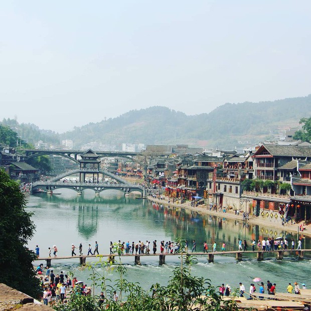 Đằng sau vẻ đẹp hoàn hảo trên ảnh, hoá ra Phượng Hoàng Cổ Trấn ngoài đời thật lại mênh mông toàn là người” - Ảnh 38. Đằng sau vẻ đẹp hoàn hảo trên ảnh, hoá ra Phượng Hoàng Cổ Trấn ngoài đời thật lại mênh mông toàn là người” - Ảnh 38.