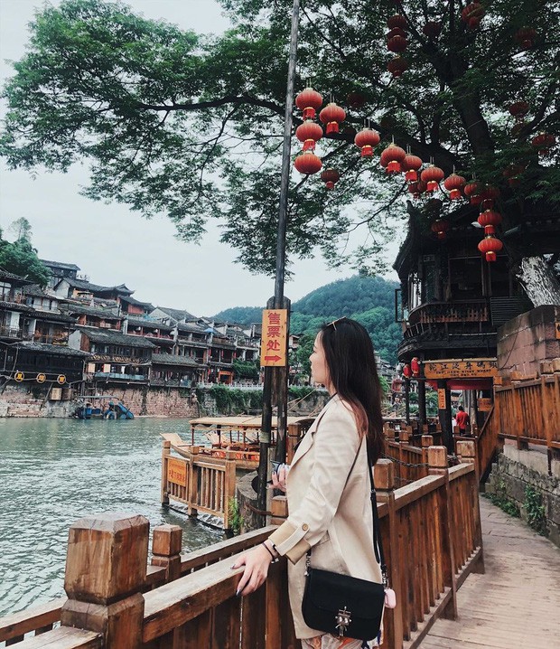 Đằng sau vẻ đẹp hoàn hảo trên ảnh, hoá ra Phượng Hoàng Cổ Trấn ngoài đời thật lại mênh mông toàn là người” - Ảnh 9. Đằng sau vẻ đẹp hoàn hảo trên ảnh, hoá ra Phượng Hoàng Cổ Trấn ngoài đời thật lại mênh mông toàn là người” - Ảnh 9.