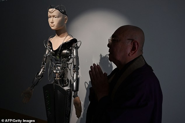 Một ngôi đền tại Nhật Bản mang robot triệu USD về làm thầy tu, thuyết giảng Phật giáo cho du khách - Ảnh 2.