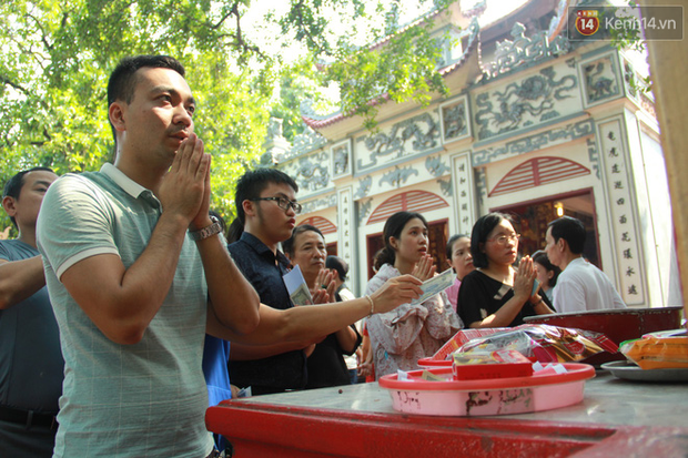 Hà Nội: Phủ Tây Hồ tấp nập người dân đến cầu bình an nhân ngày lễ Vu Lan - Ảnh 11.