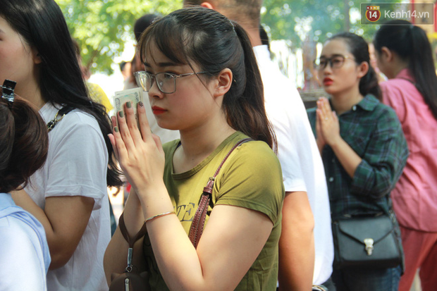 Hà Nội: Phủ Tây Hồ tấp nập người dân đến cầu bình an nhân ngày lễ Vu Lan - Ảnh 12.