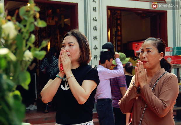 Hà Nội: Phủ Tây Hồ tấp nập người dân đến cầu bình an nhân ngày lễ Vu Lan - Ảnh 13.