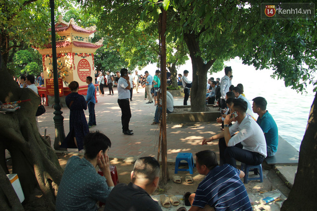 Hà Nội: Phủ Tây Hồ tấp nập người dân đến cầu bình an nhân ngày lễ Vu Lan - Ảnh 14.