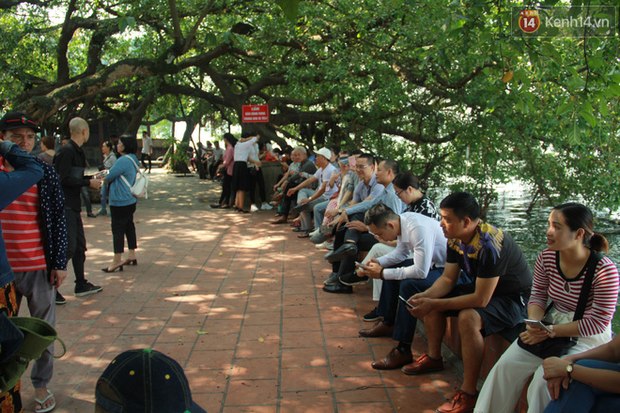 Hà Nội: Phủ Tây Hồ tấp nập người dân đến cầu bình an nhân ngày lễ Vu Lan - Ảnh 15.