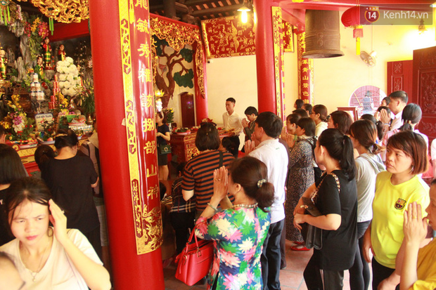 Hà Nội: Phủ Tây Hồ tấp nập người dân đến cầu bình an nhân ngày lễ Vu Lan - Ảnh 16. Hà Nội: Phủ Tây Hồ tấp nập người dân đến cầu bình an nhân ngày lễ Vu Lan - Ảnh 16.