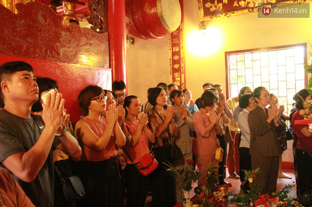 Hà Nội: Phủ Tây Hồ tấp nập người dân đến cầu bình an nhân ngày lễ Vu Lan - Ảnh 17.