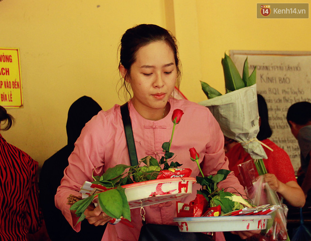 Hà Nội: Phủ Tây Hồ tấp nập người dân đến cầu bình an nhân ngày lễ Vu Lan - Ảnh 5. Hà Nội: Phủ Tây Hồ tấp nập người dân đến cầu bình an nhân ngày lễ Vu Lan - Ảnh 5.