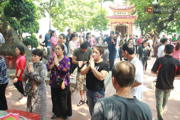 Hà Nội: Phủ Tây Hồ tấp nập người dân đến cầu bình an nhân ngày lễ Vu Lan - Ảnh 9.