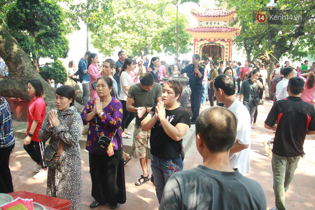 Hà Nội: Phủ Tây Hồ tấp nập người dân đến cầu bình an nhân ngày lễ Vu Lan - Ảnh 9. Hà Nội: Phủ Tây Hồ tấp nập người dân đến cầu bình an nhân ngày lễ Vu Lan - Ảnh 9.
