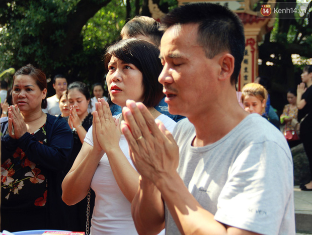Hà Nội: Phủ Tây Hồ tấp nập người dân đến cầu bình an nhân ngày lễ Vu Lan - Ảnh 10.
