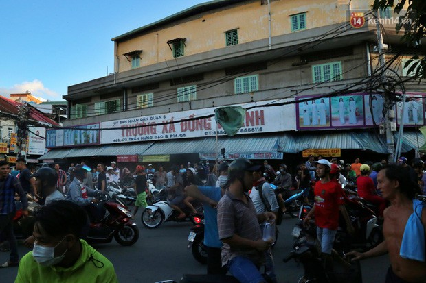 Đội quân cô hồn sống trèo tường, lao vào tranh cướp tiền cúng gây náo loạn đường phố Sài Gòn - Ảnh 1.