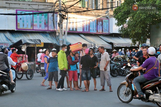 Đội quân cô hồn sống trèo tường, lao vào tranh cướp tiền cúng gây náo loạn đường phố Sài Gòn - Ảnh 2.