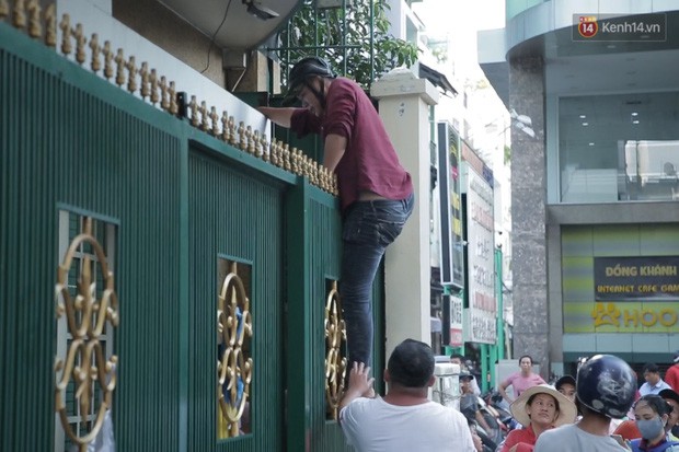 Đội quân cô hồn sống trèo tường, lao vào tranh cướp tiền cúng gây náo loạn đường phố Sài Gòn - Ảnh 11.