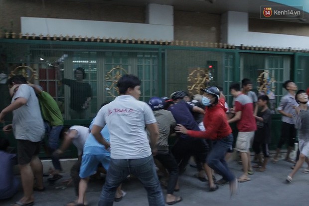 Đội quân cô hồn sống trèo tường, lao vào tranh cướp tiền cúng gây náo loạn đường phố Sài Gòn - Ảnh 12.