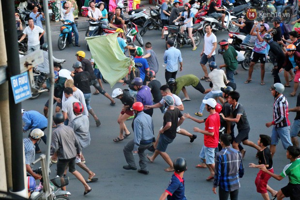 Đội quân cô hồn sống trèo tường, lao vào tranh cướp tiền cúng gây náo loạn đường phố Sài Gòn - Ảnh 6.