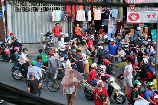 Đội quân cô hồn sống trèo tường, lao vào tranh cướp tiền cúng gây náo loạn đường phố Sài Gòn - Ảnh 7.