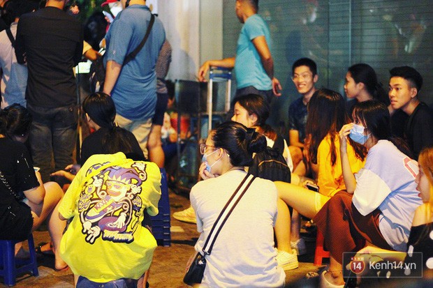  Hết hồn cảnh xếp hàng dài cả km lúc 3h sáng để chờ mua bánh mì dân tổ ở Hà Nội - Ảnh 14.