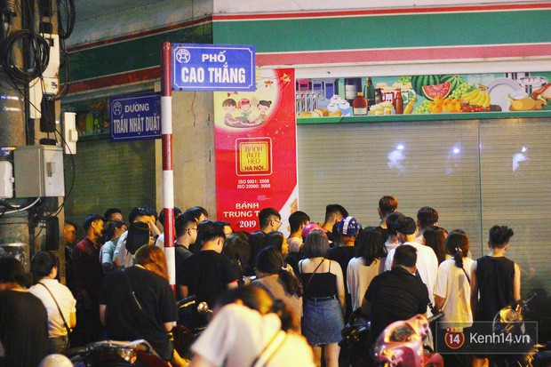 Hết hồn cảnh xếp hàng dài cả km lúc 3h sáng để chờ mua bánh mì dân tổ ở Hà Nội - Ảnh 7.