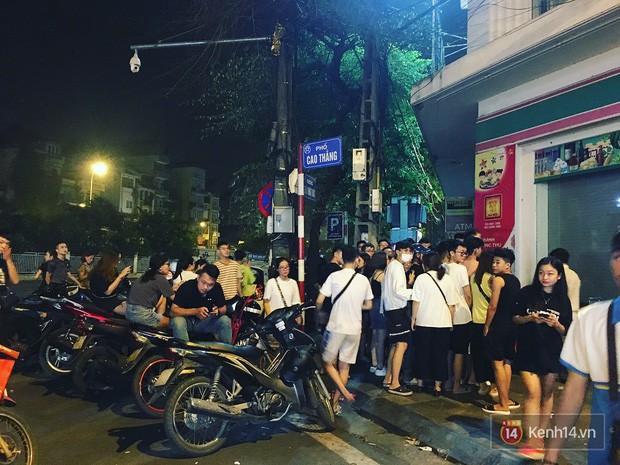 Hết hồn cảnh xếp hàng dài cả km lúc 3h sáng để chờ mua bánh mì dân tổ ở Hà Nội - Ảnh 7.