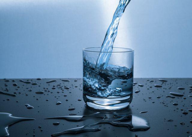  Uống nước trước khi đi ngủ có hại thận không: Hãy nghe chuyên gia trả lời! - Ảnh 1.