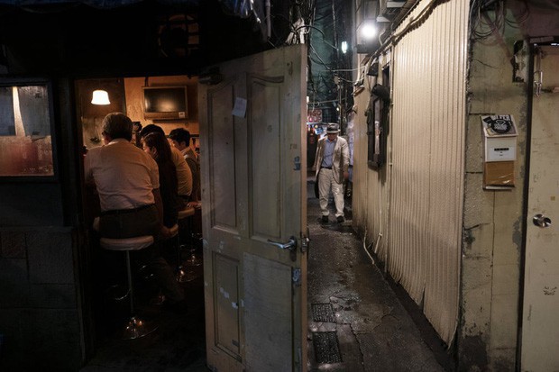  Phố cổ hoàng kim của Tokyo: Nơi 300 nhà hàng cùng nhau trốn thế giới hiện đại, chen chúc trong diện tích bằng nửa sân bóng  - Ảnh 6.